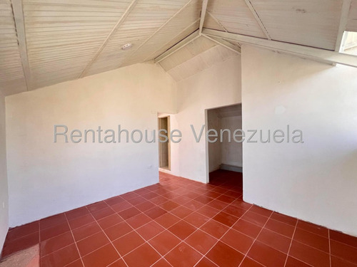Excelente Casa Tipo Townhouse En Venta En Santa Rosalía Cagua Hermoso Jardín Excelente Zona Agua Seguridad Nela 25-21613