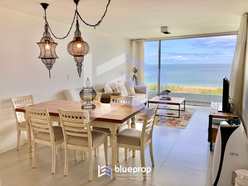 Imagen 2 de 14 de Apartamento Frente Al Mar En Playa Mansa Con Vistas Únicas.