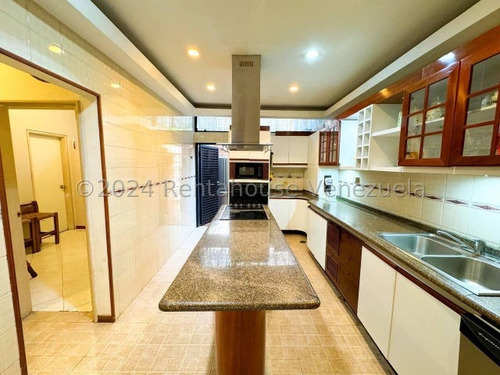 En Venta Extraordinario Townhouse Con Diseño Super Exclusivo Con Hall De Acceso, Cocina Remodelada Pantry, Terrazas Y Jacuzzi, Cuenta Con Arboles Frutales Vi Mls #25-1037