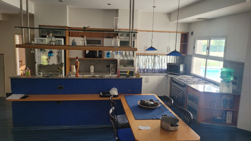 Saint Thomas Norte: Excelente Oportunidad Para Reacondicionar, Importante Casa De 691 M2, Sobre Dos Lotes, Total 2006 M2. Hoy Resulta Mucho Más Barato Comprar Y Adaptar Al Gusto Propio, Que Construir.