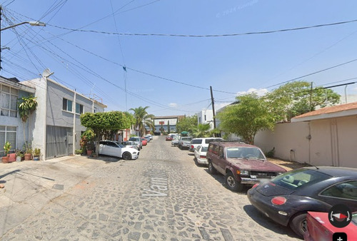 Casa Ubicada En Colonia Loma Bonita Ejidal, San Pedro Tlaquepaque Jalisco. Con 3 Recamaras Y 190m2. Entre Av. Tabachines Y Av. Patria.
