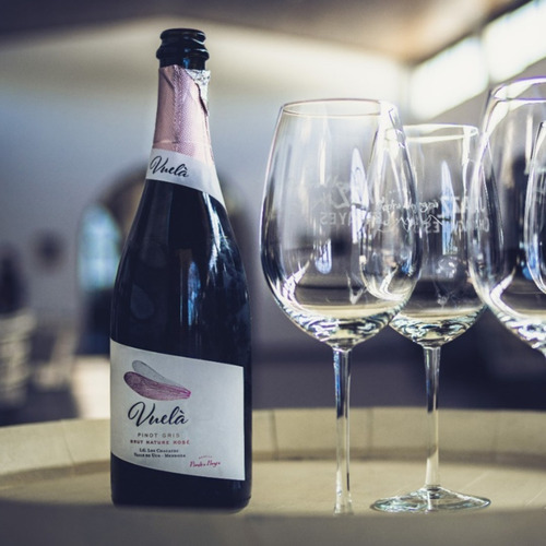 Imagen 3 de 10 de Espumante Vuela Brut Nature Rose Pinot Gris 750ml.