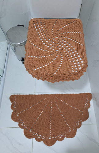 Kit Banheiro Tampa/pe Do Vaso Em Croche Caramelo Tapete Meia Lua
