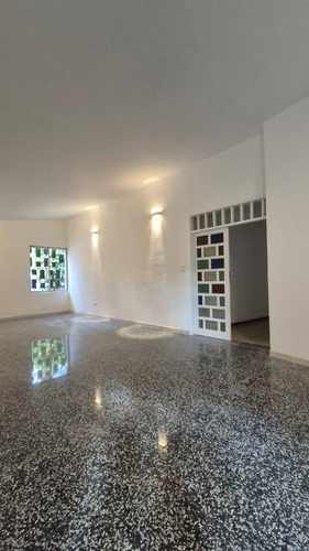 Casa En Alquiler. Los Palos Grandes. 350 Mt, 4h+s/4b+s/2e