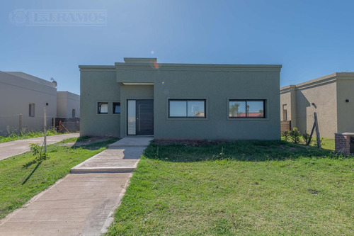 Casa A Estrenar En San Ramiro, Pilar Del Este. Excelente Calidad Constructiva, Plano Franco