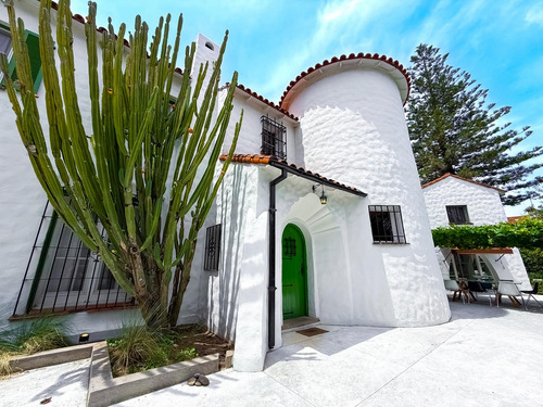 Casa En Venta, 3 Plantas, Gran Jardín, Pileta Y Cochera - San Isidro
