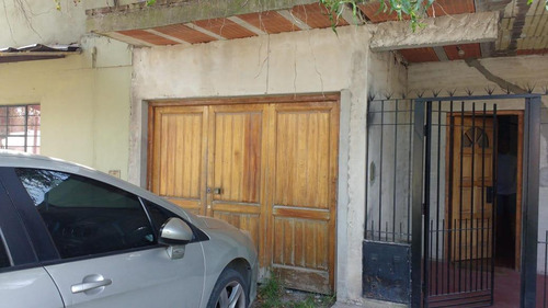 Casa Venta 4 Dormitorios 3 Baños 2 Cocheras 1 Patio Y Parrilla 500 Mts 2 Totales - Los Hornos
