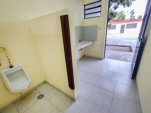Amplio Edificio Multifuncional En Venta A Dos Cuadras De Per