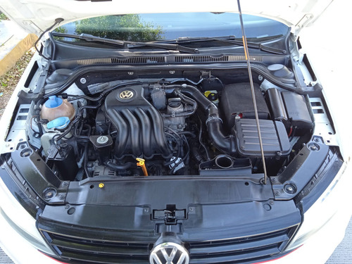 Volkswagen Jetta 2.0 L4 At 113 hp