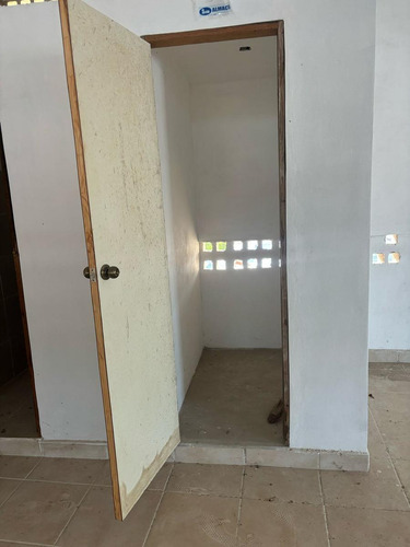 Renta De Local Comercial En Av. Principal En Planta Alta