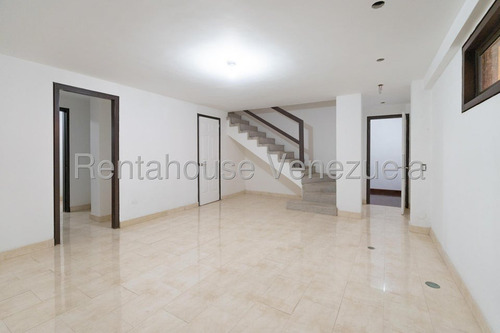 Hermosa Casa De 3 Niveles Que Brinda Tranquilidad Y Confort En Venta Ubicada En El Alto Hatillo 25-8567