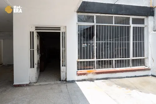 Casa De 4 Recamaras Con Uso De Suelo Comercial Y Jardín Junto Al Centro Médico La Raza