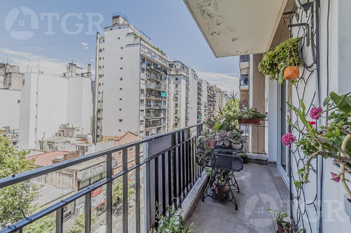 Semipiso En Venta En Recoleta, 3 Dormitorios Con Dependencia Y Balcon Corrido Al Frente