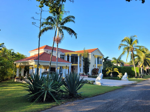 En Metro Country Club Villa En Venta De 915. 91 Mt2 Totalmente Amueblada.