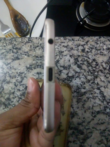 Imagem 1 de 4 de Vendo Celular Moto Z2 Play Dourado, 64g, Bem Conversado.