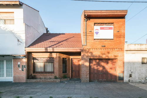Chalet 2 Plantas Con Jardin Y Quincho