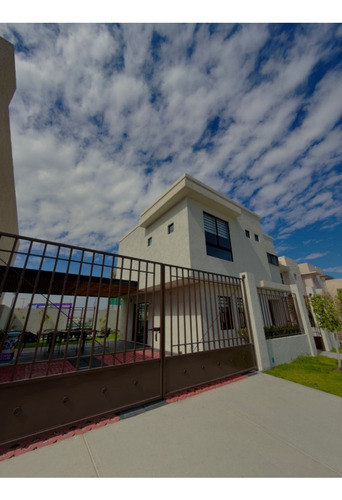 Casa Y Deptos De 2 A 3 Recámaras, Portón Seguridad, Etc.
