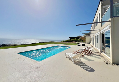 Sólida Casa En Venta Con Preciosas Vistas Al Mar, Zapallar
