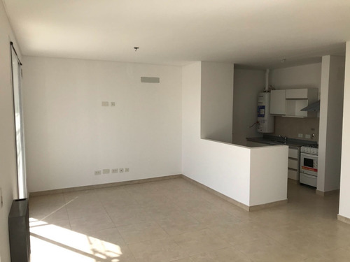 Imagen 6 de 12 de Departamento Con Balcón Sobre Avellaneda