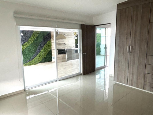 Casa En Venta En El Refugio Querétaro Con Buenos Acabados.