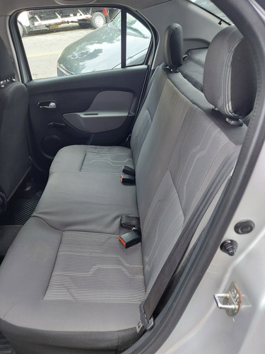 Imagem 8 de 11 de Renault Logan 2015 1.0 16v Expression Hi-flex 4p