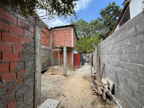 Ji 25-18345. En Venta Terreno De 240m2 Con Bienhechurías, Ubicado En Guatire.