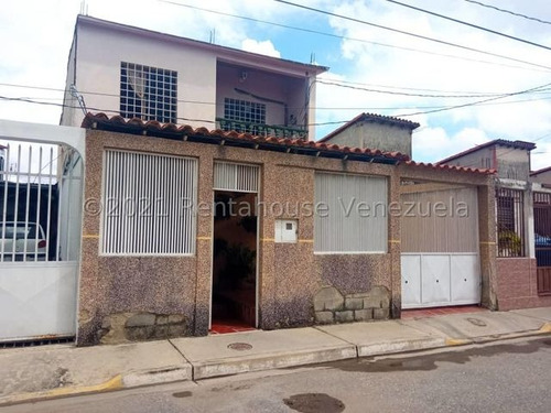   Maribelm & Naudye, Venden Casa Con Patio En  Zona Este Barquisimeto, Vía El Ujano,   Lara, Venezuela,  4 Dormitorios  2 Baños  120 M² 