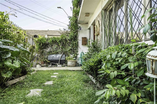 Casa En Venta, 2 Pisos 3 Dorm. En L. Condes Metro Manquehue