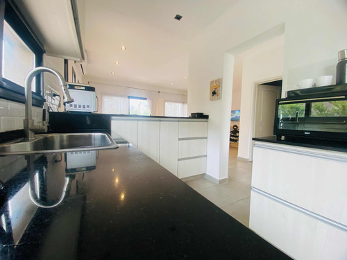 Venta De Excelente Casa. Barrio Santa Elena, Pilar Del Este