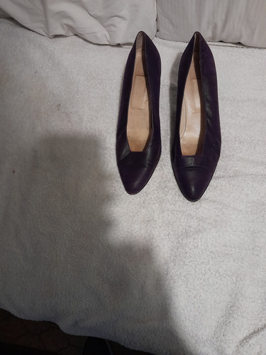 Zapatos Cuero Graneado Natural Color Violeta, Taco 7cms.