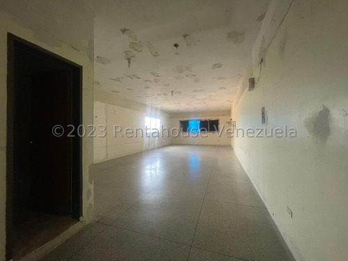 Local En Venta Inm Flor Amarillo Ubicado En Via Principal Con Alto Flujo De VehĂculos Y Muy Cercano A Conjunto Residencial. Cuenta Con Area De Despacho , Deposito , Mezzanina. Valencia 24-8210