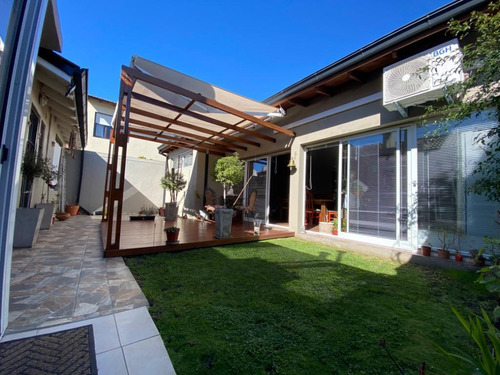 Casa En Venta - 2 Dormitorios 2 Baños - 230mts2 - Mar Del Plata