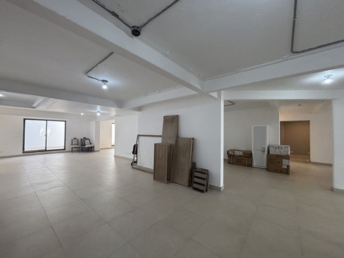 Local En Alquiler De 330m2 En Naco Primer Nivel