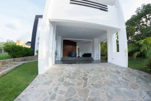 Imagen 27 de 30 de Liliana Martinez Remax Vende Casa En La Urbanizacion Altos De Guataparo Cd 10185