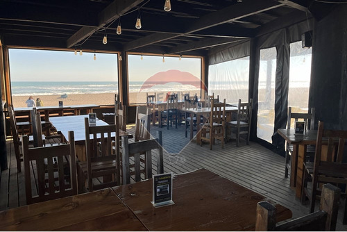 Local Con Clientes En Primera Linea De La Playa
