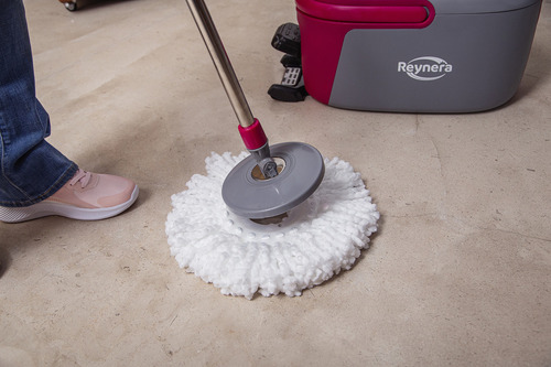 Gira Mop Trapeador Microfibra Y Cubeta + 1 Repuesto Reynera Color Magenta