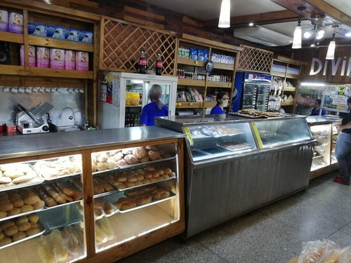 Imagen 6 de 14 de Panaderia En Plena Av Naguanagua Universidad Operativa ...diciembre ,,0424 496 01 02 Sn_lp.. 55 Mil