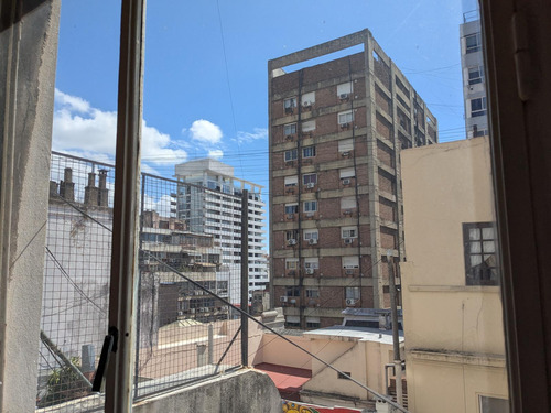 Oficina En Venta - Piso Alto Con Luz Natural En Av De Mayo
