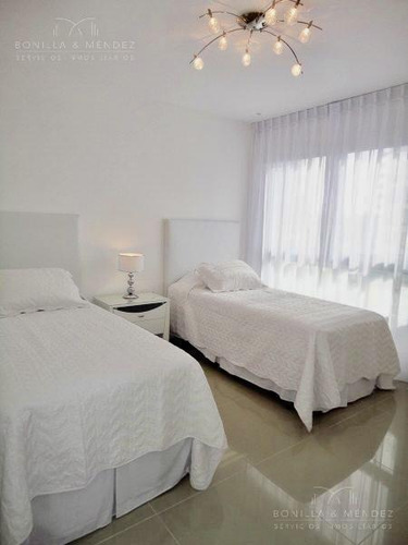 Forest Tower Ii, 3 Dorm, 2 Baños,1 En Suite, Muy Bien Puesto!