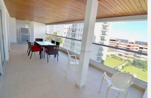 Apartamento En Venta De 2 Dormitorios En Icon Brava Tower, Punta Del Este.