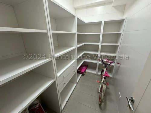 Espectacular Apartamento Completamente Remodelado Con Grandes Ventanales, Calle Cerrada 25-571