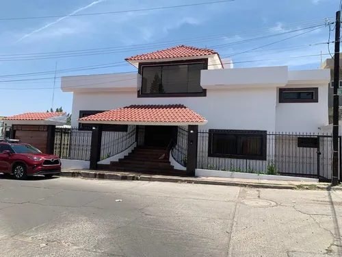 Casa Remodelada Con Amplio Jardin, Cerca Del Centro Historico Y Vista Ala Catedral