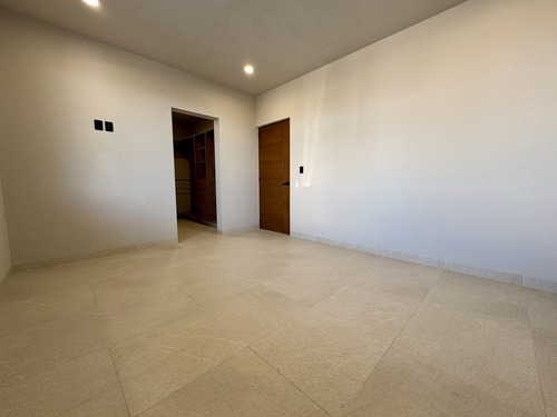 4 Habitaciones, Doble Altura- Lomas De Juriquilla