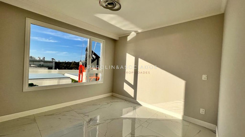 Apartamento De 4 Dormitorios En Venta En Edificio Paramount, Punta Del Este.
