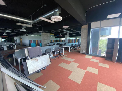 Oficina Plug And Play De 3,439 M² En Renta: Espacio Amplio Y Listo Para Ocuparlo