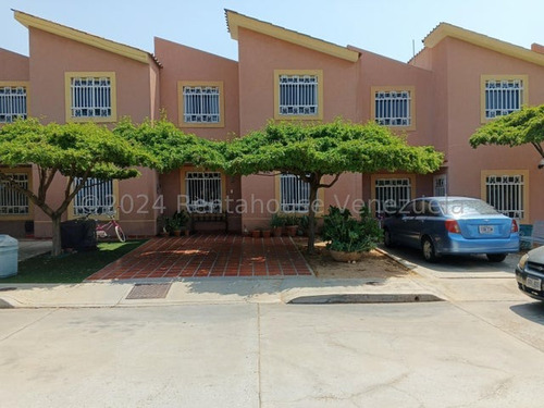 Amp, Mls #24-20515 Vende Townhouse En Zona Norte