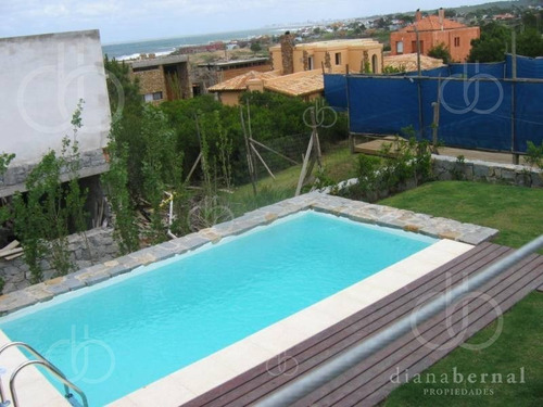 Imagen 29 de 30 de En Punta Del Este En La Zona Exclusiva De Punta De Piedra, Chalet De 5 Dormitorios Y Dependencia Con Piscina Climatizada.- Ref: 4041
