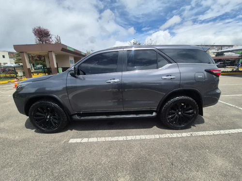 Toyota Fortuner   Srv At 2.4  4x2 Diesel 