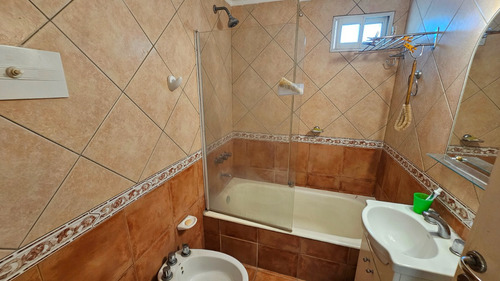 Departamento De 2 Ambientes Con Dependencia, Dos Baños. Balcon. Zona Plaza Colon