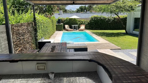 Casa En Alquiler De Verano En Punta Del Este, Zona Playa Mansa Con Parrillero Y Piscina, 5 Dormitorios